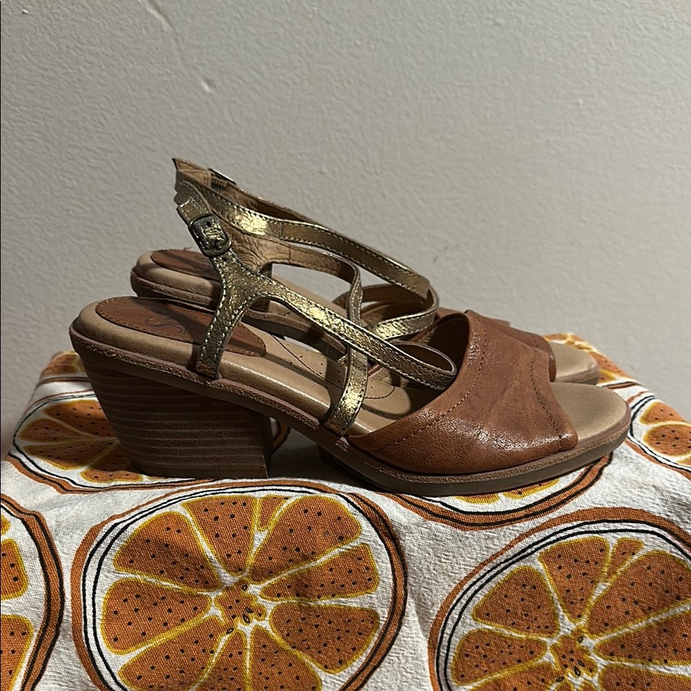Sofft Tan and Gold Strappy Sandals
